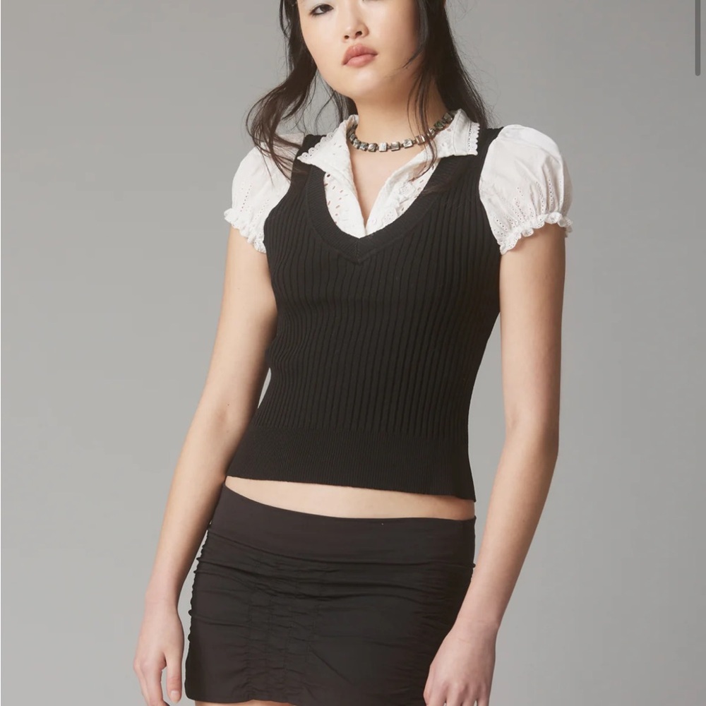 UNIF Black Ribbed V-Neck Sleeveless Sweater Tank